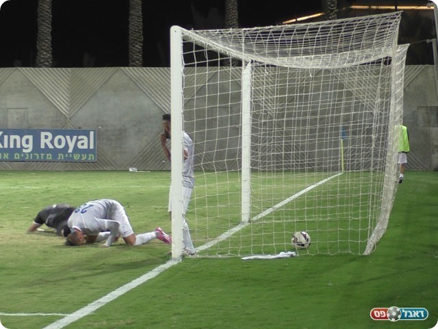 שחקני שעריים לא מאמינים שהכדור ברשת (שקד מורג)